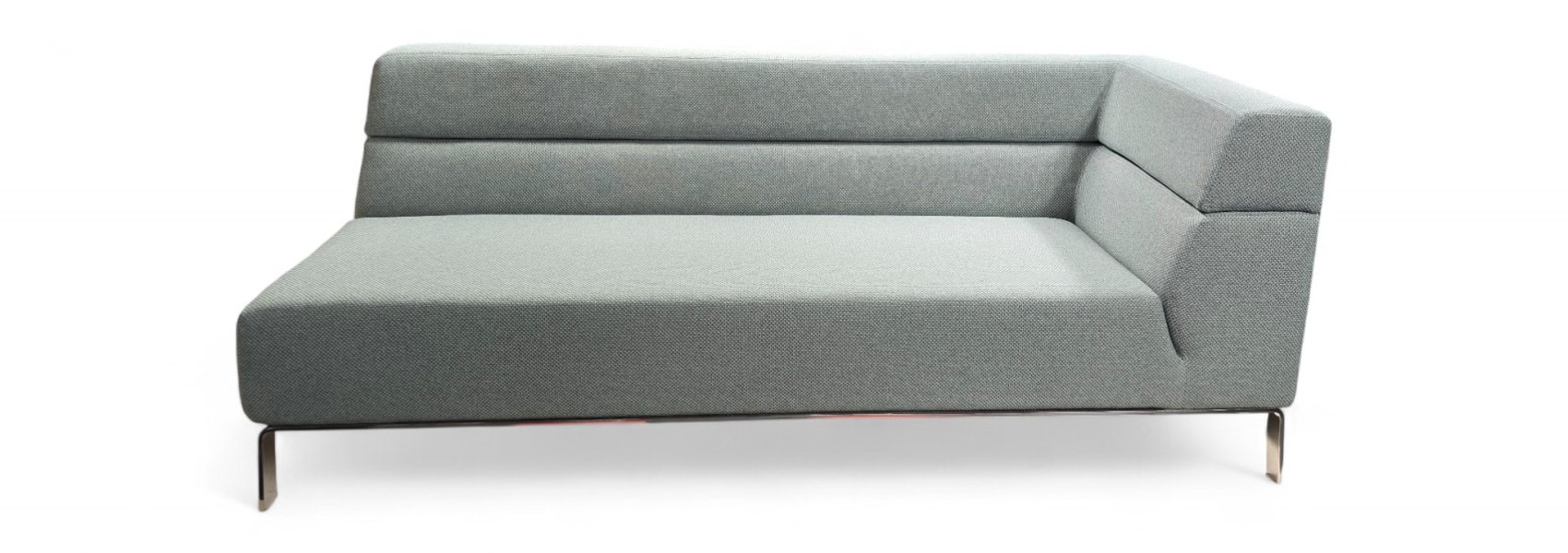 Een Nieuw Leven voor uw Artifort Lex Hoekbank: Herstoffering met De Ploeg Serra 54 De Artifort Lex hoekbank, een tijdloos ontwerp van Patrick Norguet uit 2004, is een meubelstuk dat dankzij zijn strakke lijnen en comfort zijn waarde door de jaren heen heeft bewezen. Het is dan ook een prachtig idee om dit designicoon, specifiek het rechter deel, een tweede leven te geven door middel van professionele herstoffering. Zeker met de luxueuze en karaktervolle stof Serra 54 van De Ploeg kiest u voor een combinatie van duurzaamheid en ingetogen luxe.