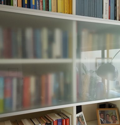 Boekenkast op maat met schuifdeuren van glas