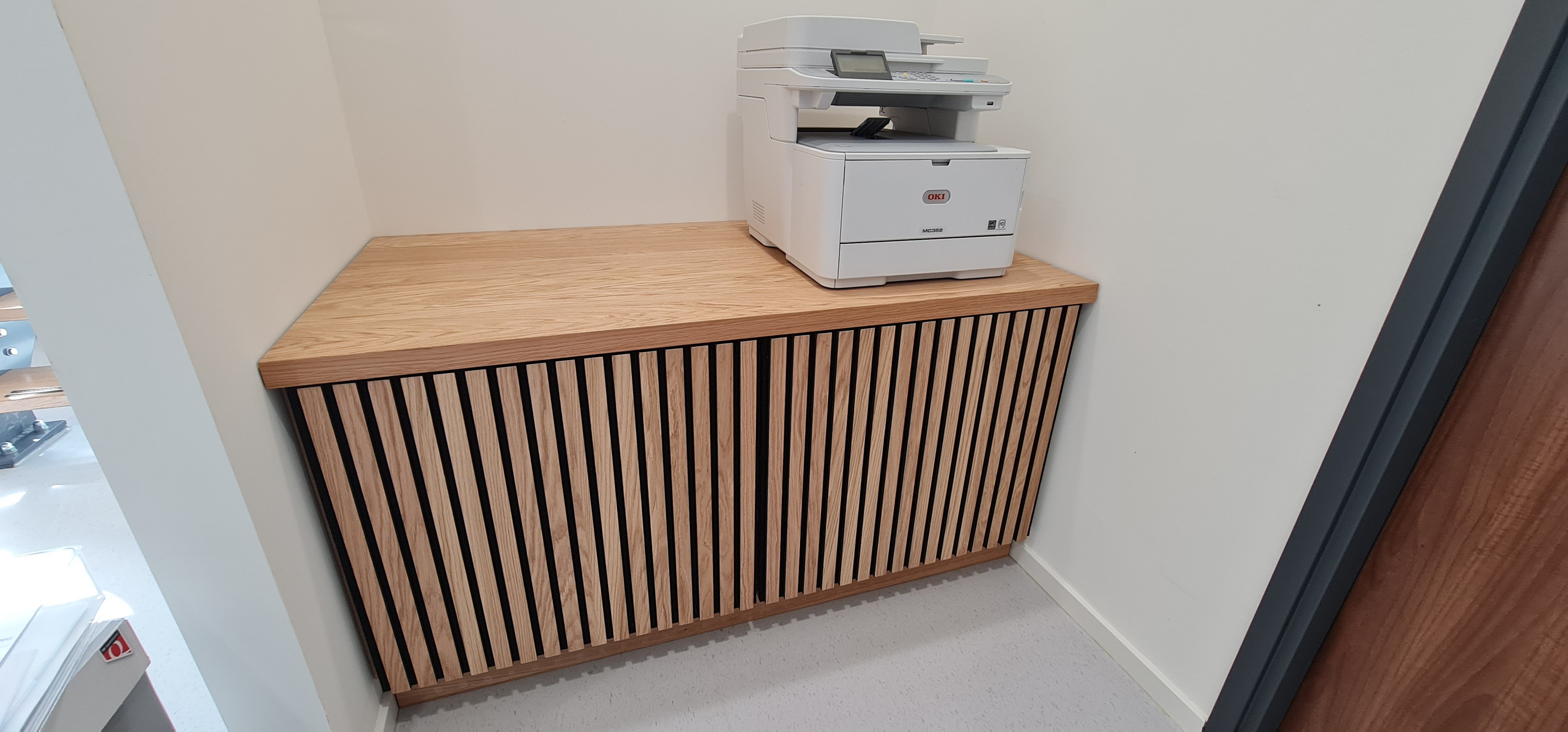 Eiken latten panelen ontvangstbalie bedrijf