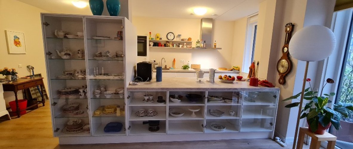 Keuken op maat met een natuurstenen blad en uitbreiding naar de woonkamer