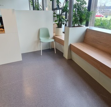 Interieur op maat gemaakt voor bedrijf, school of instelling. Kasten op maat, banken op maat, recepties, balies en ander maatwerk